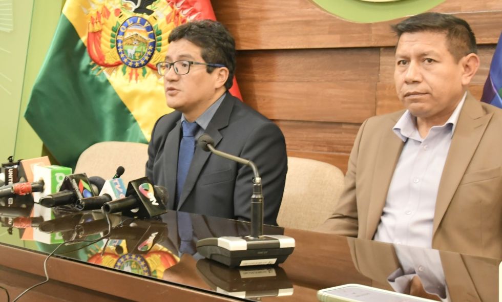 El presidente del Tribunal Agroambiental, Richard Mendez (i), y el decano Víctor Hugo Claure.