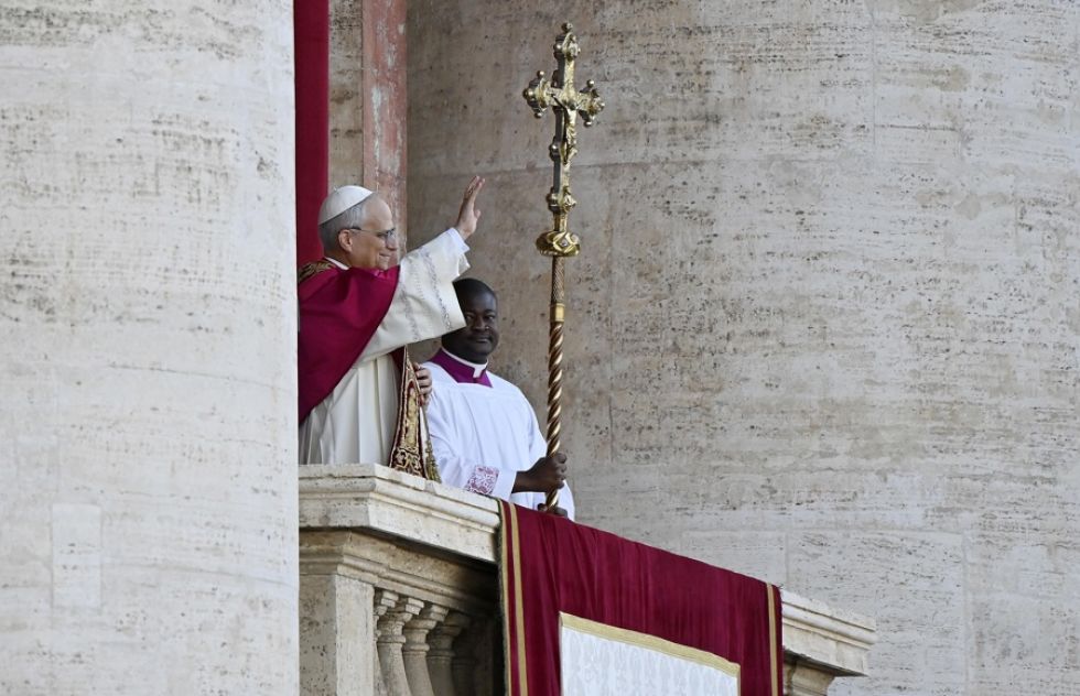 El recién elegido Papa León XIV, el cardenal Robert Francis Prevost de EE. UU., saluda a los fieles desde la logia central de la Basílica de San Pedro.