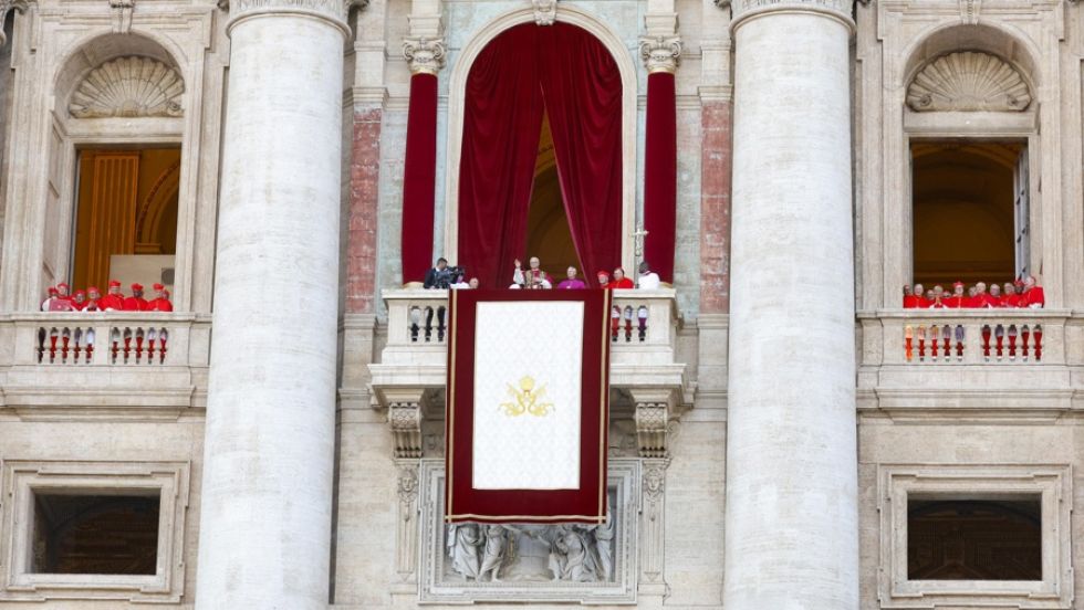 El recién elegido Papa León XIV, el cardenal Robert Francis Prevost de EEUU, saluda a los fieles
