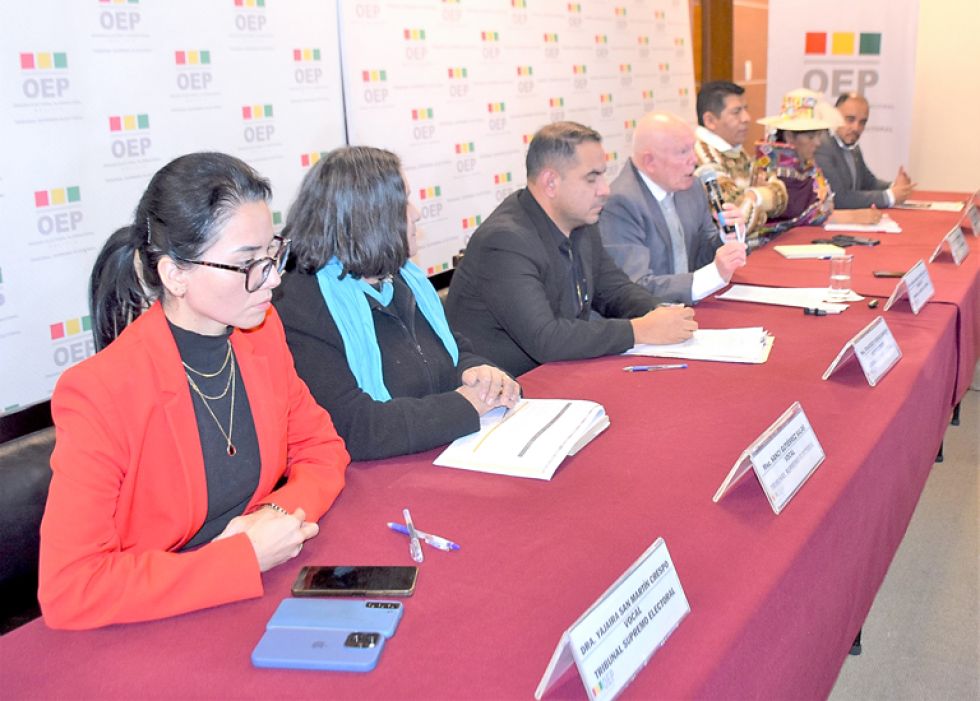 LA PAZ. La Sala Plena del TSE en una de sus sesiones para abordar el calendario electoral.