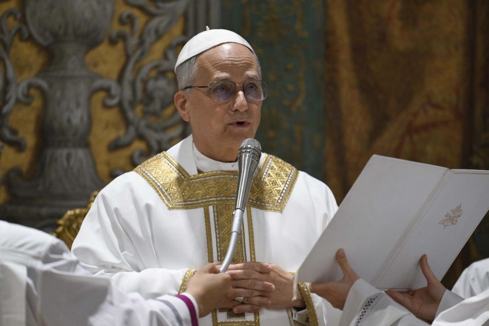El papa León XIV oficia este viernes, su primera misa en la Capilla Sixtina ante los 133 cardenales que este jueves le eligieron.