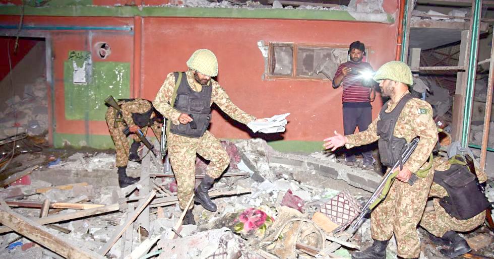 GUERRA. Soldados revisan los efectos de los ataques en la zona de conflicto entre India y Pakistán.
