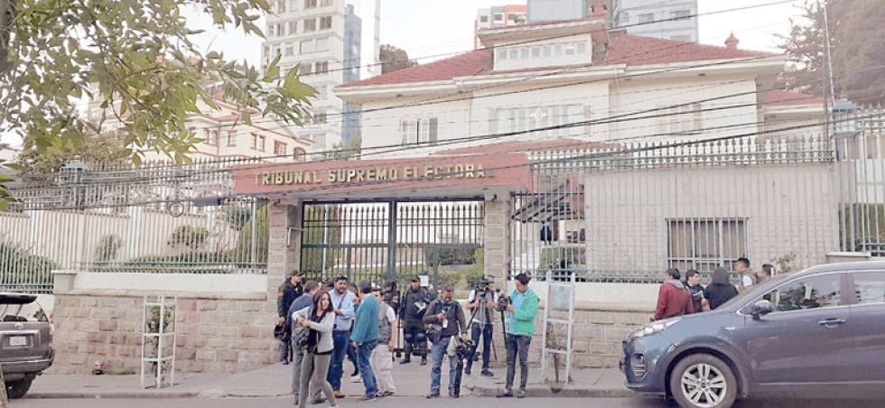 TSE. Un grupo de personas, en el frontis de las oficinas del Tribunal Supremo Electoral (TSE).