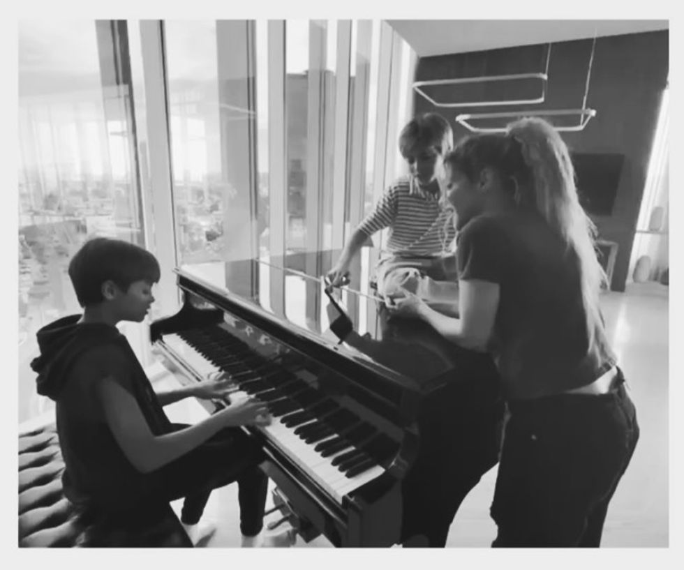 Captura de video tomada de la cuenta oficial en Instagram de la cantante Shakira donde se ve acompañada por sus hijos.