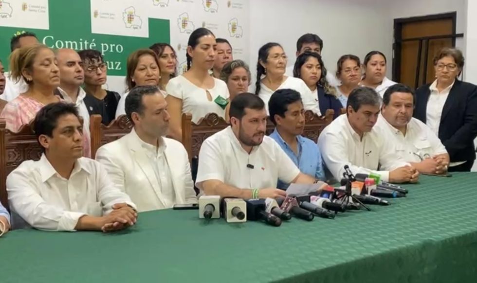 La dirigencia del Comité pro Santa Cruz tras la reunión con el Movimiento Cívico Nacional.