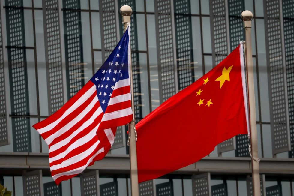 Las banderas de Estados Unidos y China ondean ante un edificio en Pekín, en una imagen de archivo.