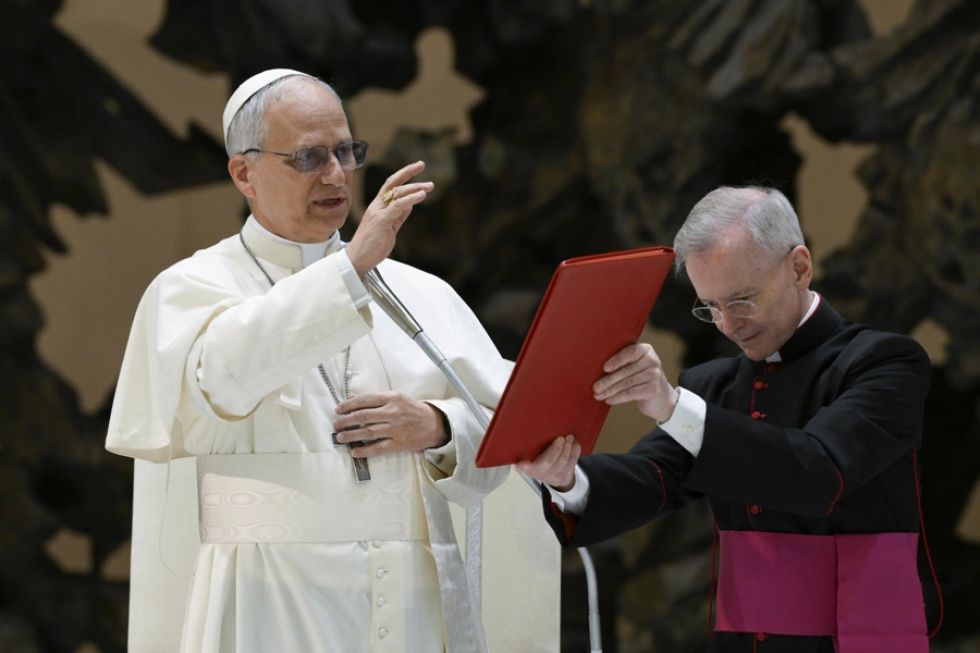 El papa León XIV (i) durante una audiencia con miembros de los medios de comunicación en el Aula Pablo VI de la Ciudad del Vaticano.