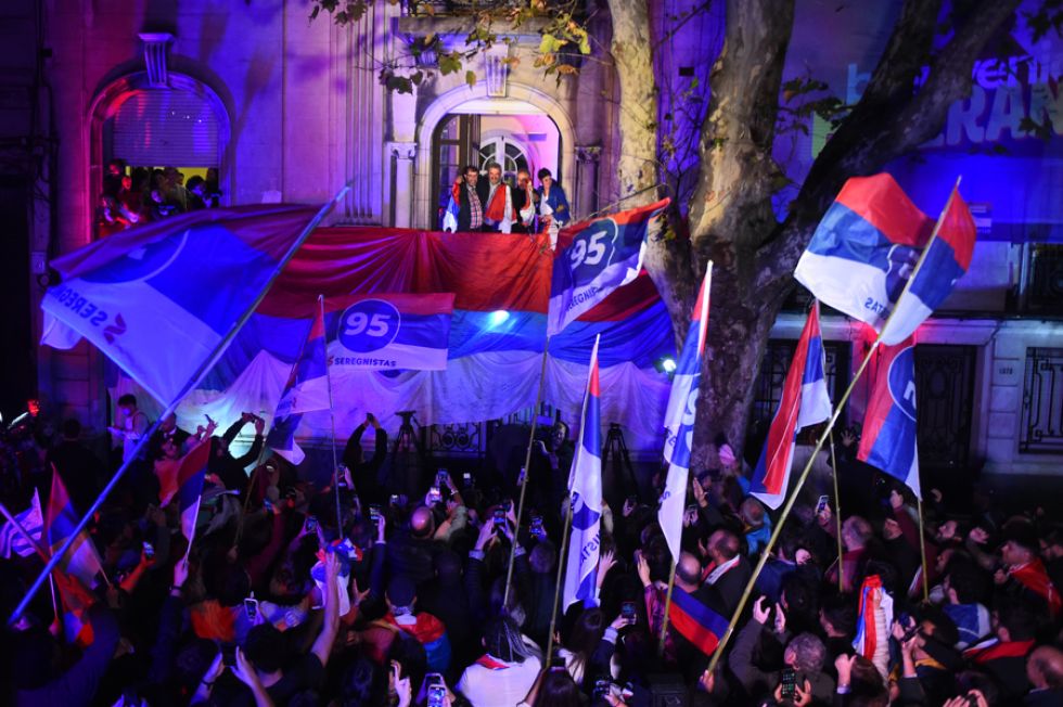 Simpatizantes del partido Frente Amplio celebran tras elegir intendente de Montevideo a Mario Bergara .