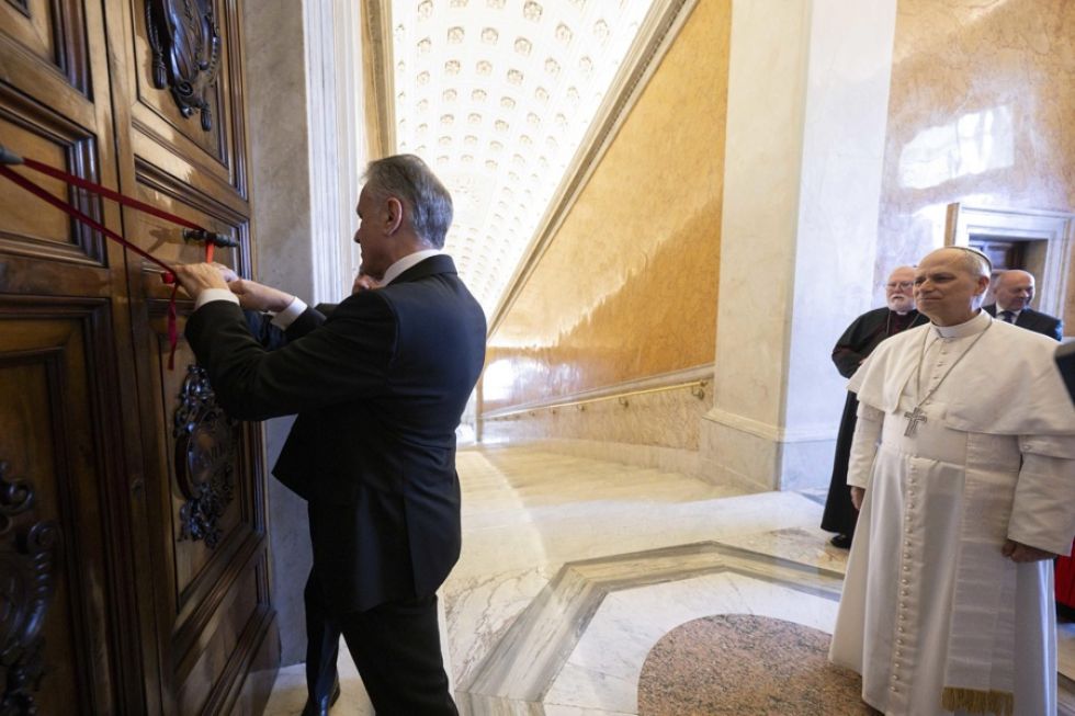 El papa León XIV asiste a la reapertura del apartamento papal del Palacio Apostólico en el Vaticano.