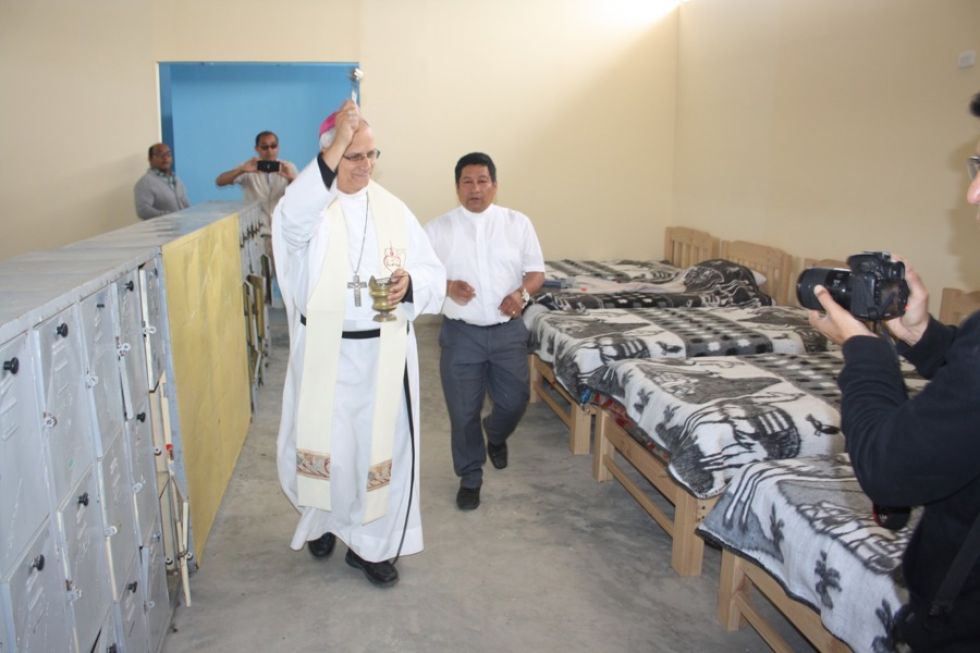 El entonces obispo Robert Francis Prevost en la inauguración de un albergue para migrantes en el pueblo de Éten en Chiclayo (Perú).
