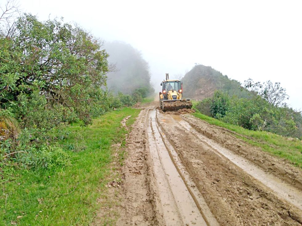 RUTA. Una maquinaria trabaja en el tramo Azurduy - Rodeo Fernández, en la zona de Maguiloma.