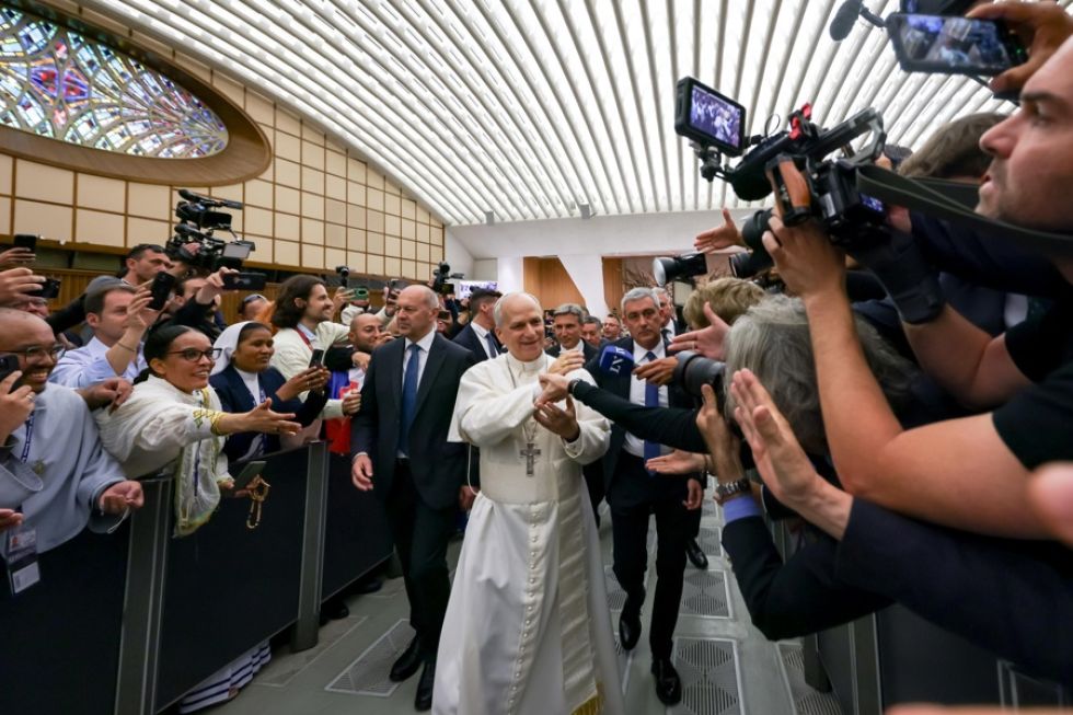 El papa León XIV (c) saluda a los fieles durante una audiencia con representantes de los medios de comunicación en el Vaticano.
