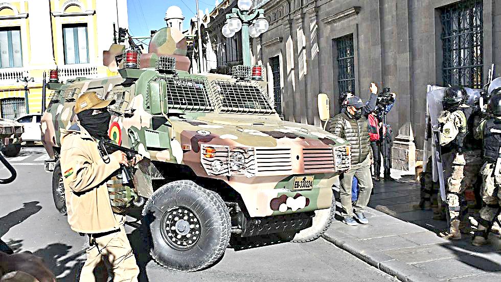 LA PAZ. Un carro militar frente al Palacio de Gobierno, en la plaza Murillo, el 26 de junio de 2024.
