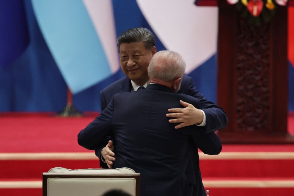 El presidente chino, Xi Jinping, abraza al presidente brasileño, Luiz Inácio Lula da Silva.