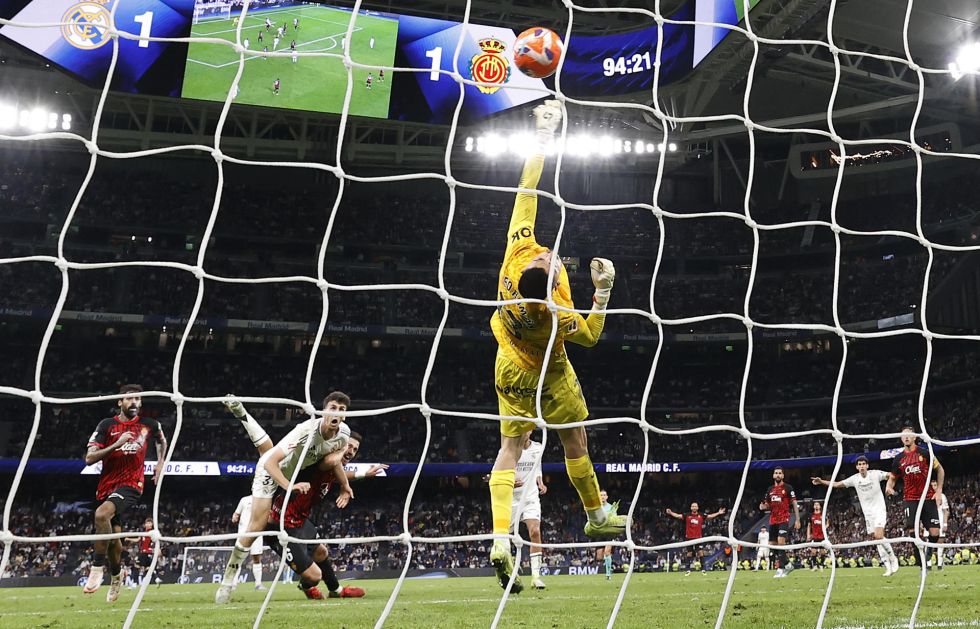 El defensa del Real Madrid Jacobo Ramón Naveros (2i) marca el segundo gol del equipo blanco.