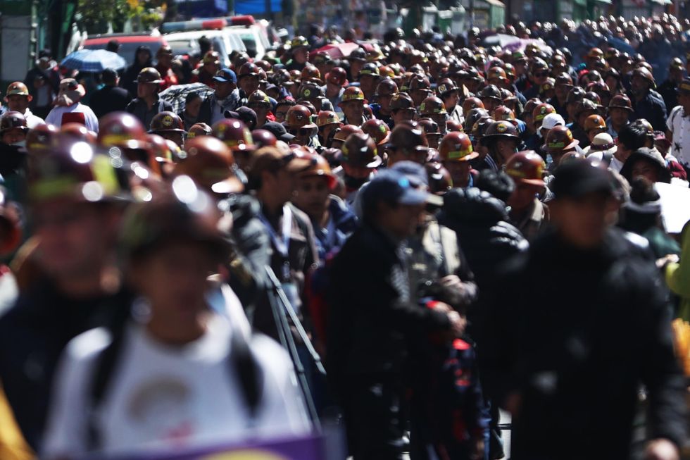 Mineros auríferos protestan para exigir al Gobierno de Luis Arce que dé soluciones inmediatas a la falta de dólares y de combustible este jueves, en La Paz.