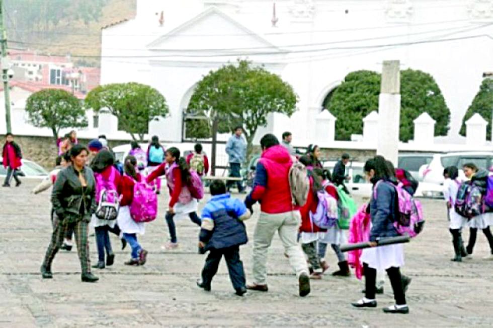 DISPOSICIÓN. Educación recomendó a los estudiantes usar ropa abriagada para asistir a clases.