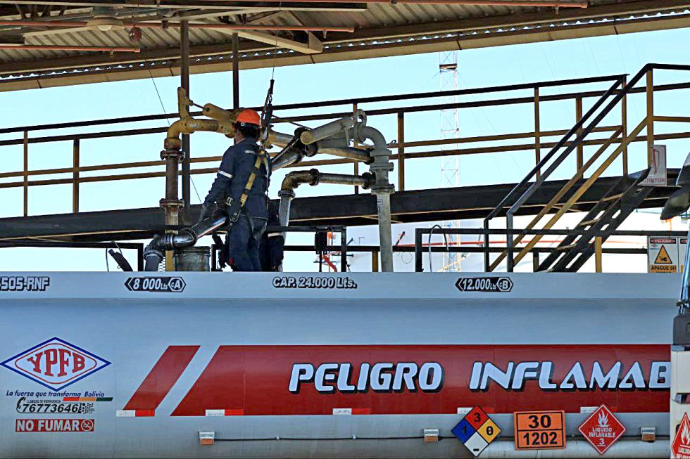 LA PAZ. Un operario en la planta de Senkata de La Paz prepara el despacho de una cisterna.