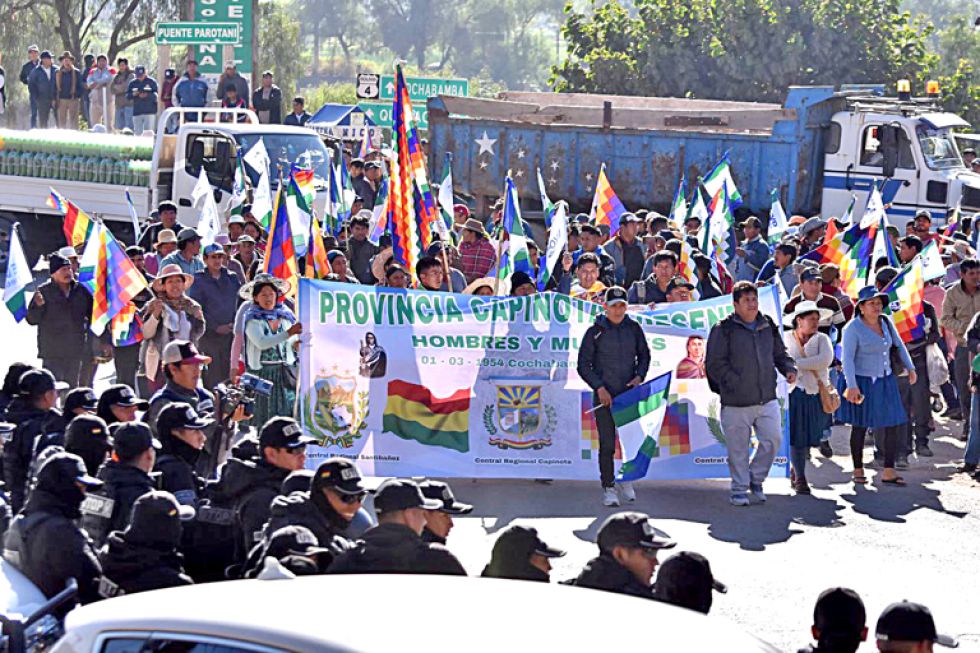 MOVILIZACIÓN. La caravana evista, cuando partía de Parotani, en medio de vigilancia de la Policía.