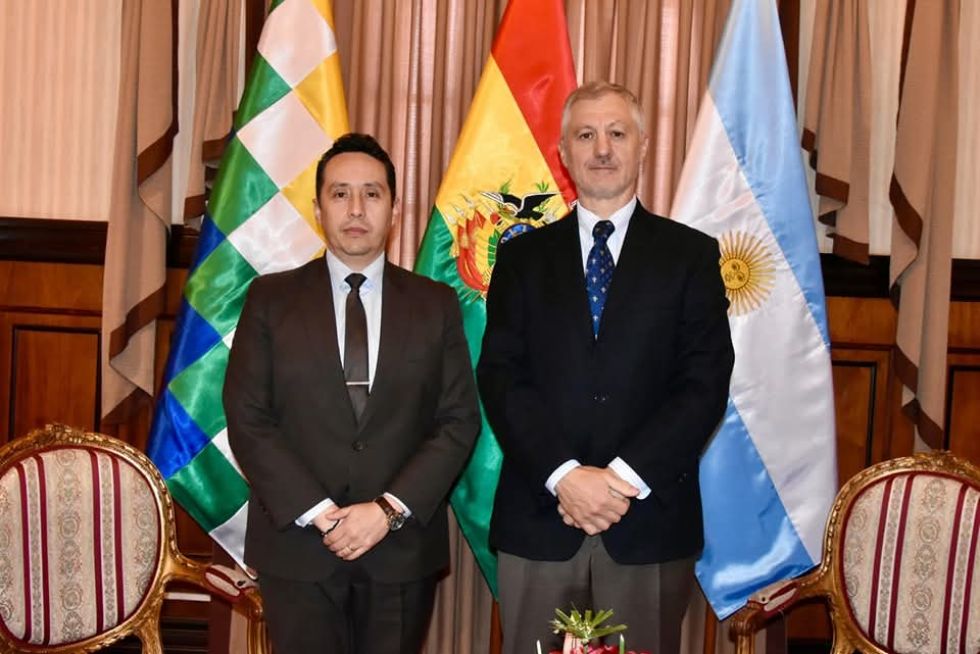 El viceministro de Gestión Consular e Institucional, Fernando Pérez, y el embajador de la República Argentina, Marcelo Massoni.