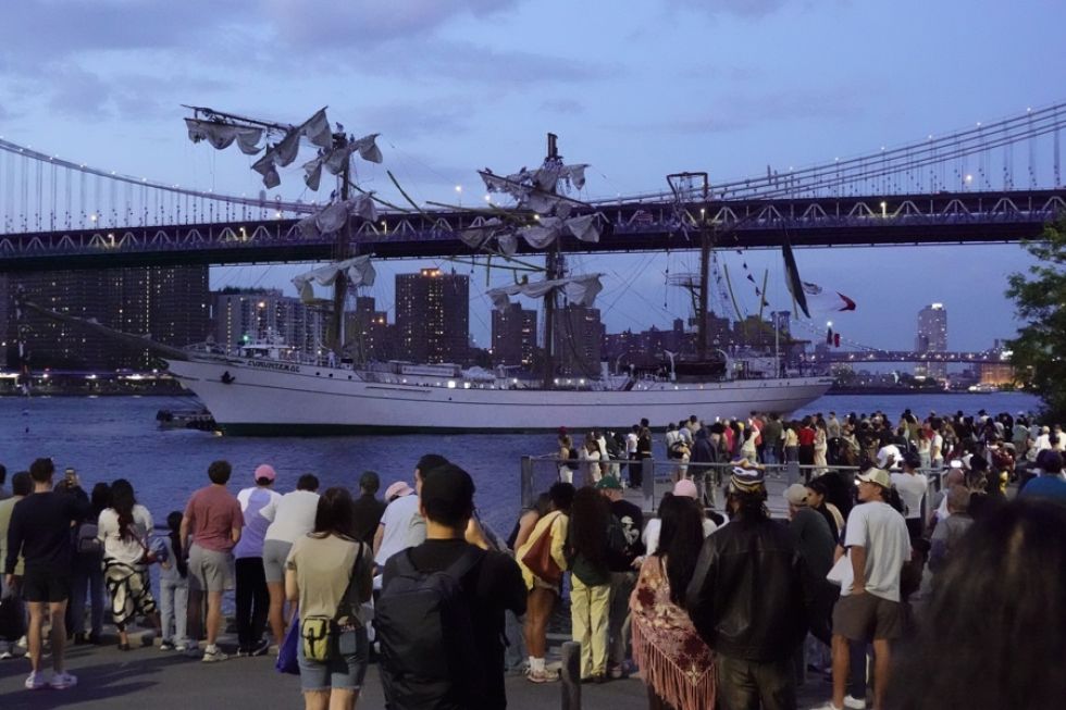 El Cuauhtémoc, un barco de entrenamiento de la Armada de México, tras chocar con el puente de Brooklyn.