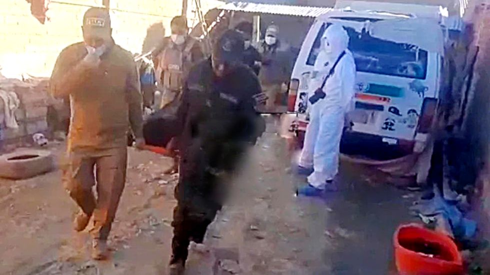 ORURO. Personal policial trasladó el cadáver de la mujer a la morgue para la autopsia legal.