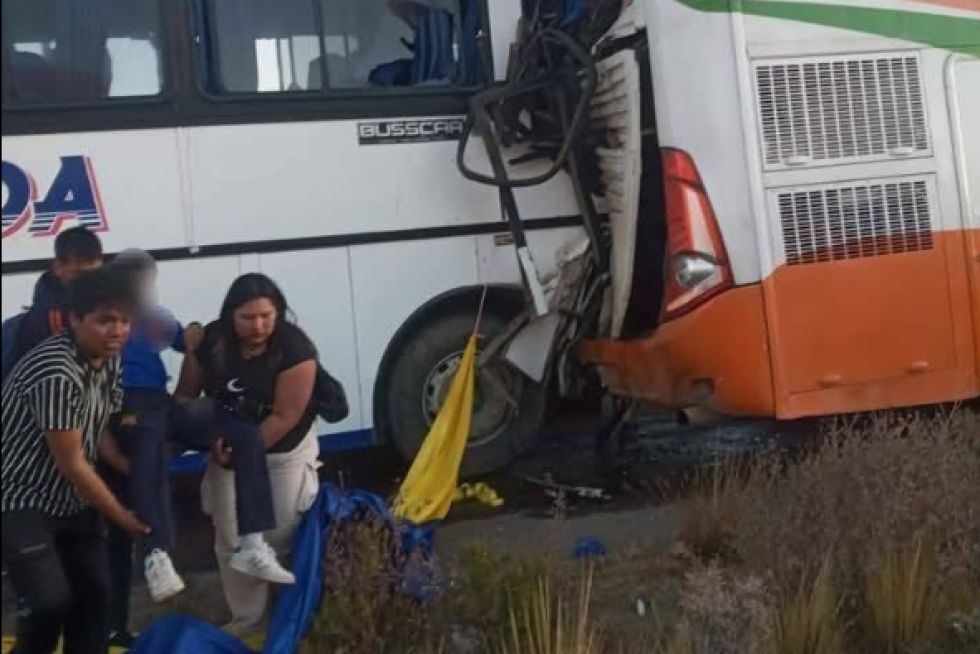 El accidente dejó el saldo de una persona fallecida y 16 estudiantes heridos de entre 13 y 19 años.