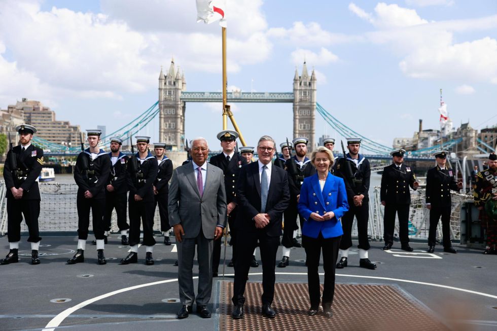 El presidente del Consejo Europeo, Antonio Costa, el primer ministro británico, Keir Starmer, y la presidenta de la Comisión Europea, Ursula von der Leyen, este lunes.