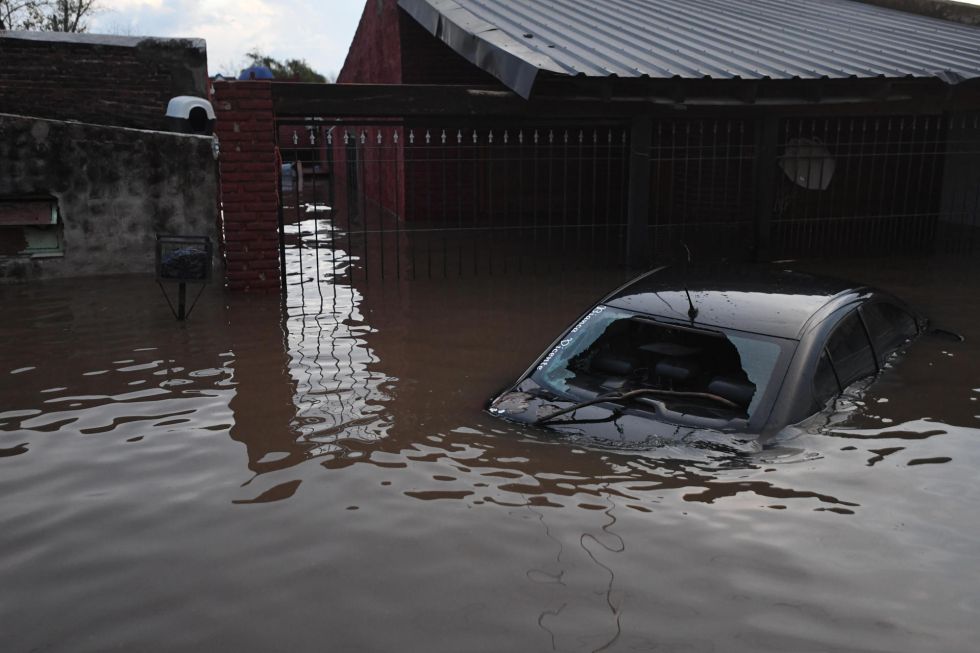 Un vehículo hundido en el agua en una calle inundada el sábado, en Campana, Buenos Aires (Argentina).