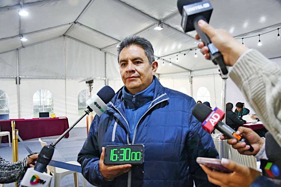 LA PAZ. El secretario de Cámara del TSE, Fernando Arteaga, cuando se cerraba las inscripciones ayer a las 16:30.