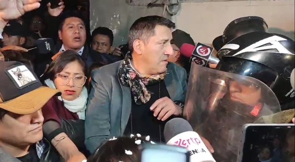 El exministro Javier Zavaleta entre los seguidores de Evo Morales y los policías.