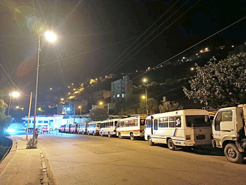 ATENCIÓN. Una fila de micros esperando cargar diésel en un surtidor de la ciudad.
