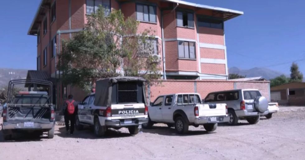 Durante la detención, los agentes confiscaron material audiovisual en el teléfono celular del sospechoso.