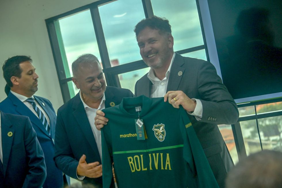 El presidente de la Conmebol, Alejandro Domínguez (d), durante su visita a Bolivia.
