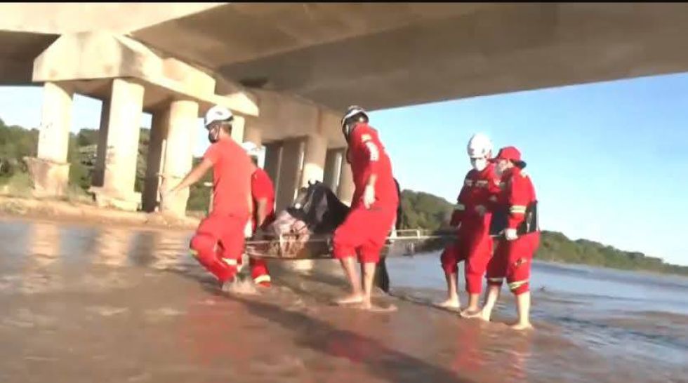 El hecho ocurrió el jueves pasado, cuando pescadores y trabajadores alertaron a la Policía Boliviana sobre una maleta flotando bajo el puente del río Piraí.