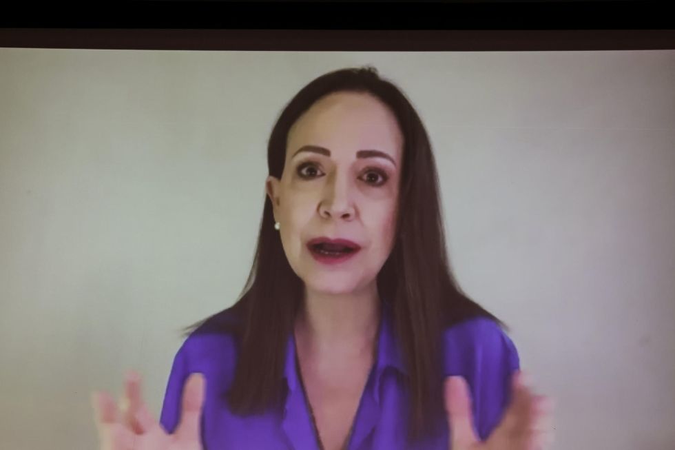 La líder antichavista María Corina Machado participa mediante videoconferencia en el 'Foro libertad y democracia' celebrado este miércoles en el Ateneo de Madrid.