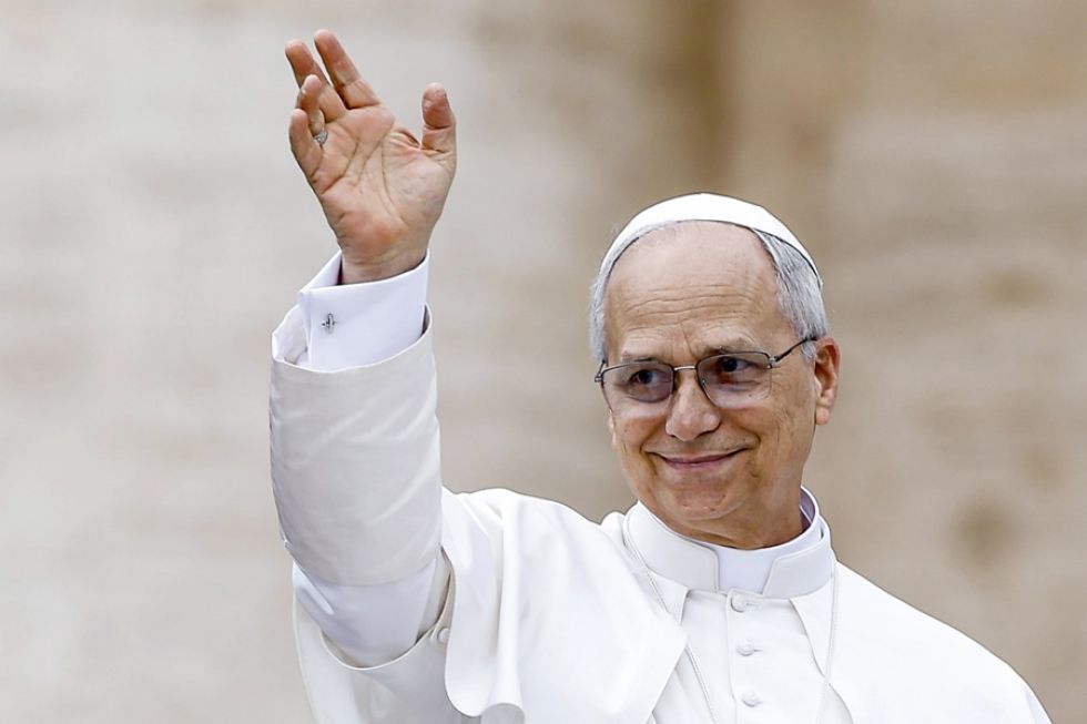 El papa León XIV saluda a los fieles durante la Audiencia General semanal en la Plaza de San Pedro.