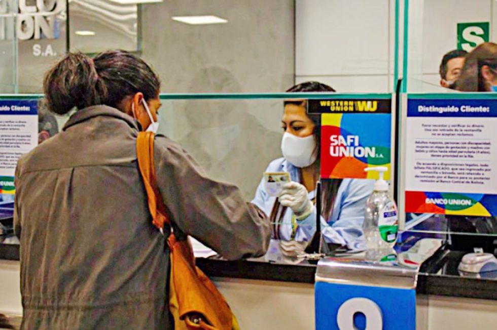 ATENCIÓN. Una funcionaria del Banco Unión verifica la identidad de una consumidora financiera.
