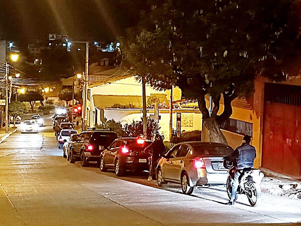 ANOCHE. La fila para cargar gasolina en el surtidor San Antonio daba la vuelta hasta el coliseo San José.