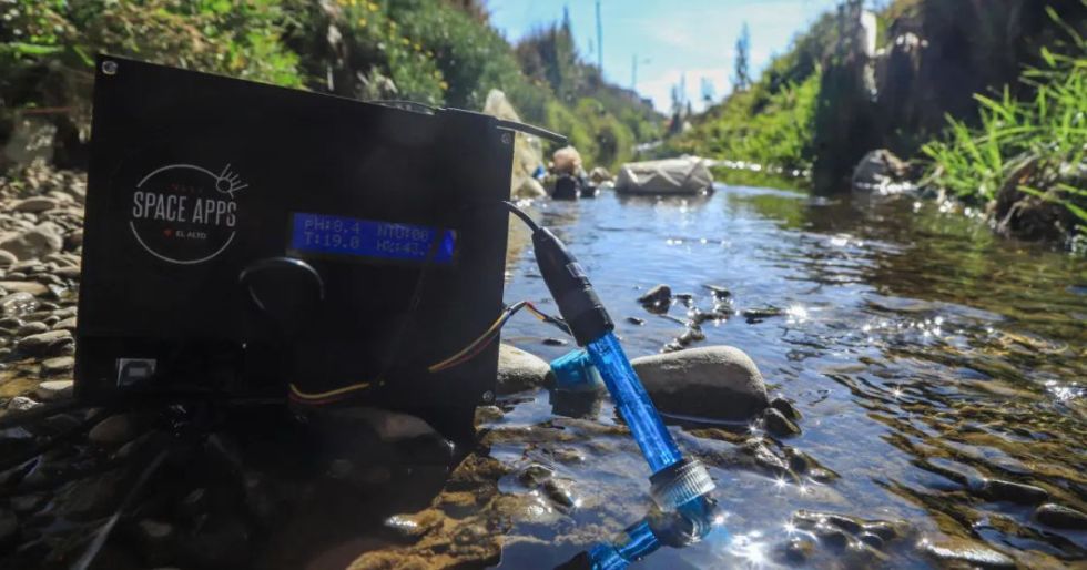 Fotografía de un dispositivo diseñado para medir de forma rápida y precisa los niveles de contaminación en el agua