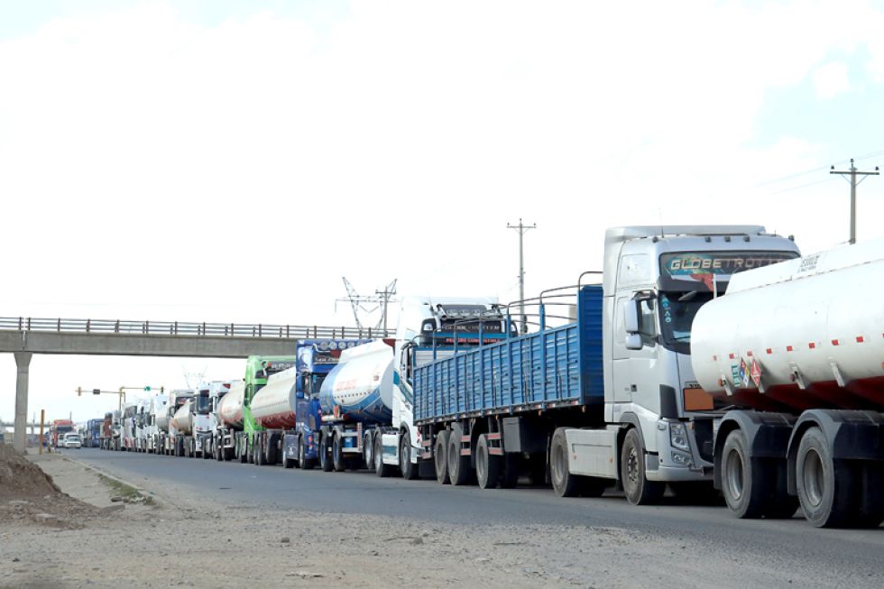 ESCASEZ. Camiones a lo largo de la carretera La Paz–Oruro, en Ventilla, esperando por diésel.