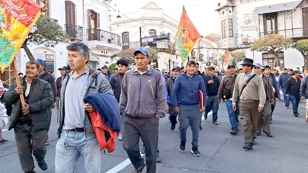 CANSANCIO. La primera marcha de protesta que llegó a la plaza 25 de Mayo fue de los transportistas; luego, de los vecinos del Distrito 2.