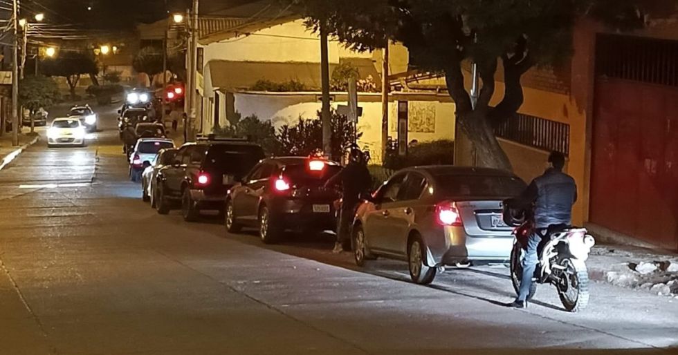 La fila para gasolina en el surtidor San Antonio llegó hasta el coliseo San José