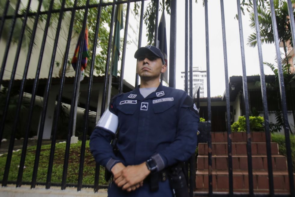 Un integrante de la Policía custodia la sede de la embajada de Bolivia, en Ciudad de Panamá.