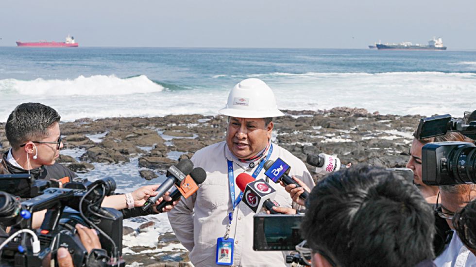 CHILE. El gerente sectorial Jhonny Chuquimia desde la Terminal marítima Sica Sica, administrada por YPFB en el puerto chileno de Arica.
