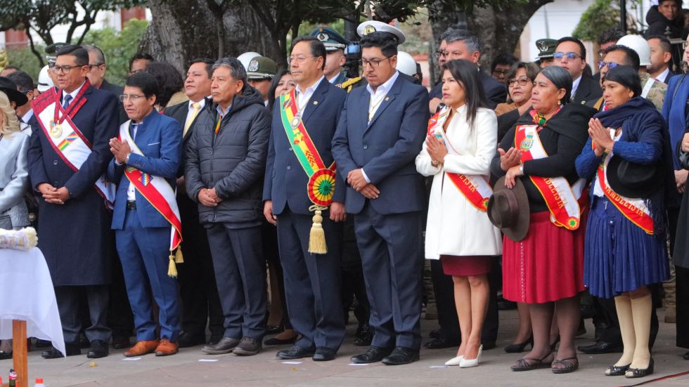Las principales autoridades en los actos de la plaza 25 de Mayo.
