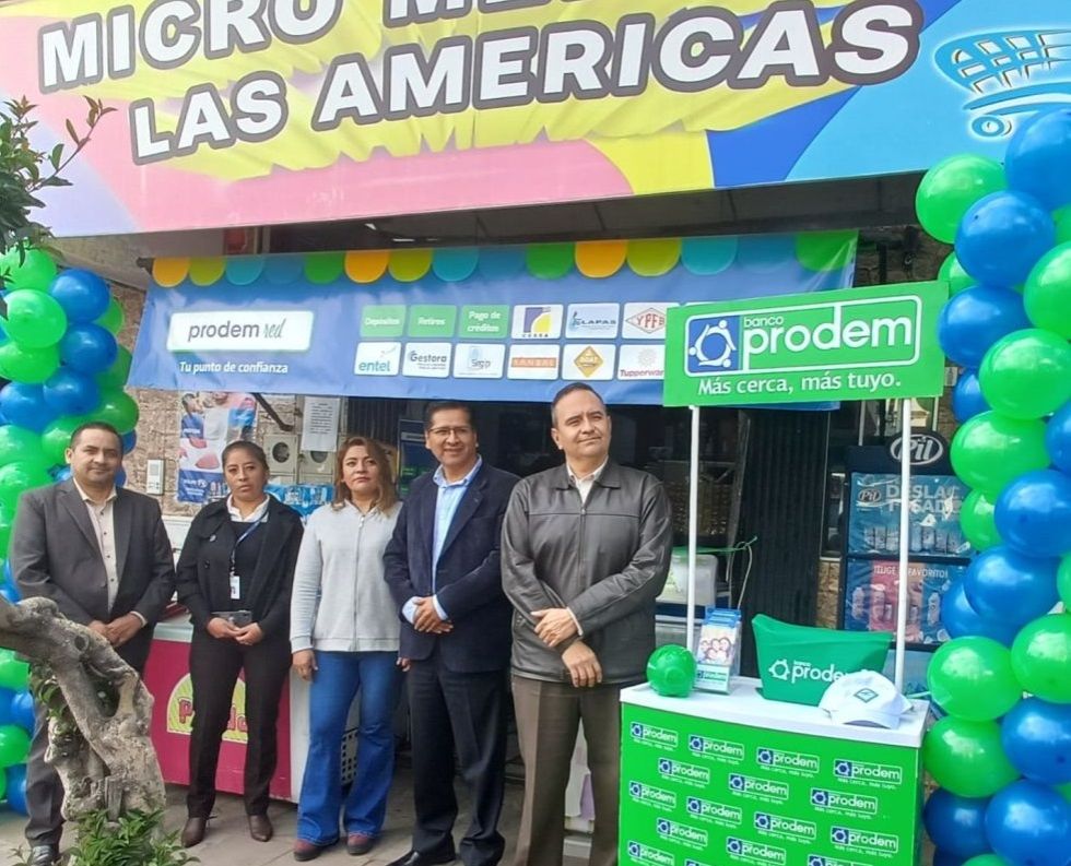 INAUGURACIÓN. Ejecutivos del Banco Prodem en el nuevo punto de atención del barrio Petrolero.