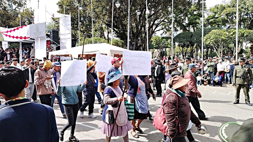 PROTESTA. Los afiliados de la Futpoch, durante su paso por la Plaza 25 de Mayo.