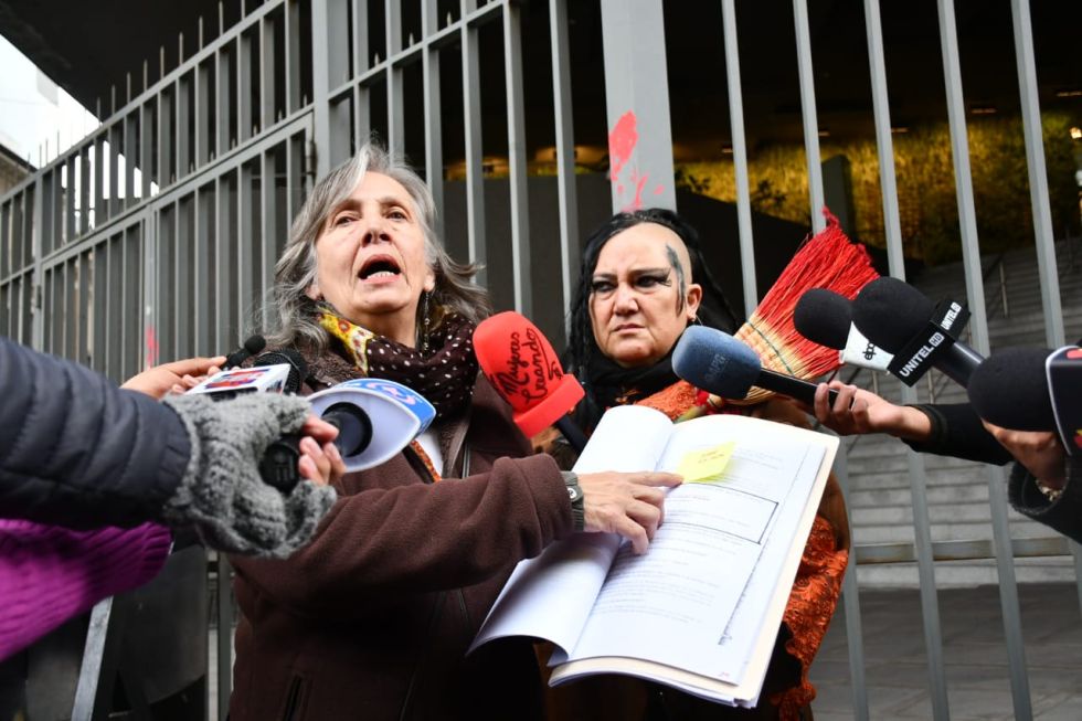 María Galindo y Helen Alvarez se presentaron en puertas de el legislativo para la entrega a Andrónico Rodríguez toda la documentación de respaldo de la denuncia en contra Prado