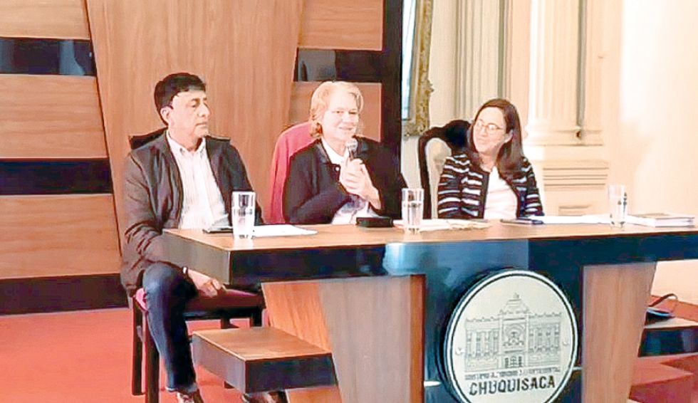 PRESENCIA. La embajadora de Francia en Bolivia, Hélène Roos (c.), en conferencia de prensa.